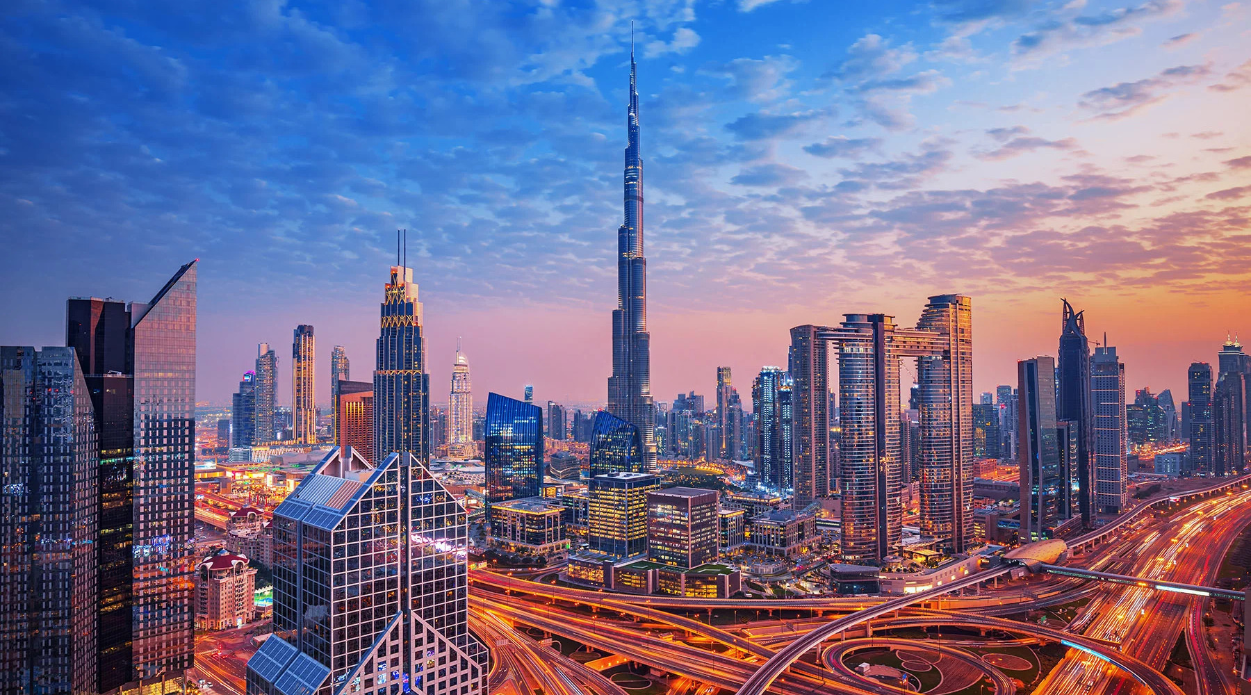 Dubai between desert and skyline